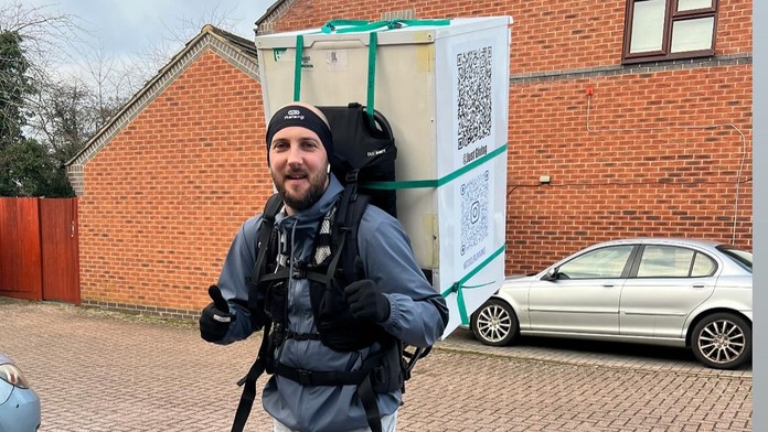 FOTO a VIDEO: Chlap behá po meste s chladničkou na chrbte. Má na to jasný dôvod