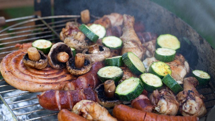 Grilovanie mäsa a zeleniny - ilustračná snímka