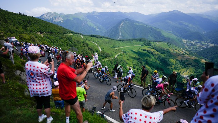 Trasu Tour de France lemujú zástupy fanúšikov každý deň