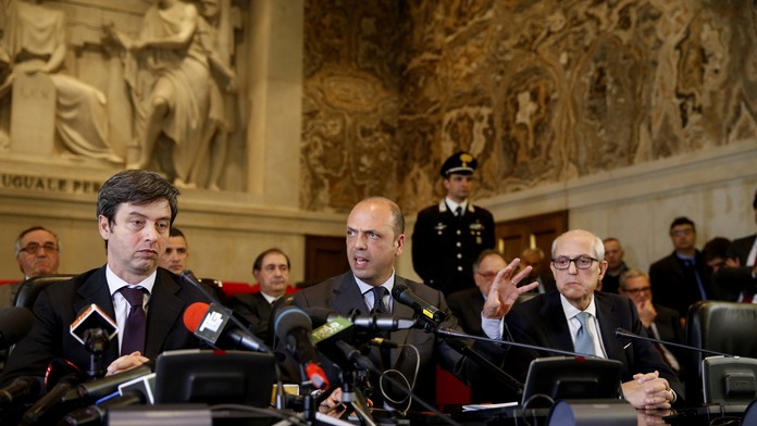 Taliansky minister spravodlivosti Andrea Orlando (vľavo)