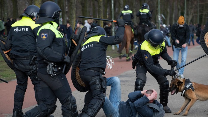 Tvrdý zásah proti demonštrantom v Holandsku.