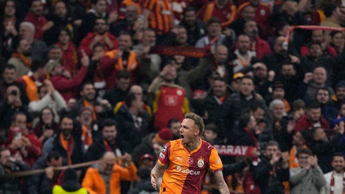 Hráči Galatasarayu oslavujú gól