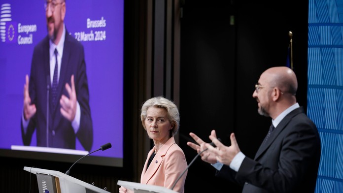 Šéfka eurokomisie Ursula von der Leyenová a predseda Európskej rady Charles Michel.