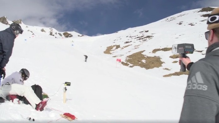 Freestyle lyžiar Elias Ambuhl prekonal svetový rekord v jazde pospiatky.