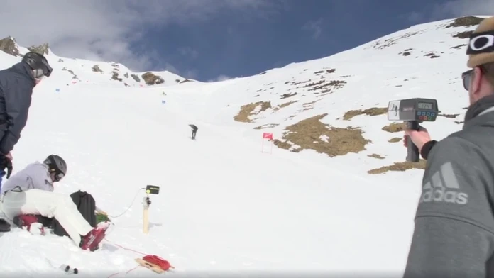 Freestyle lyžiar Elias Ambuhl prekonal svetový rekord v jazde pospiatky.