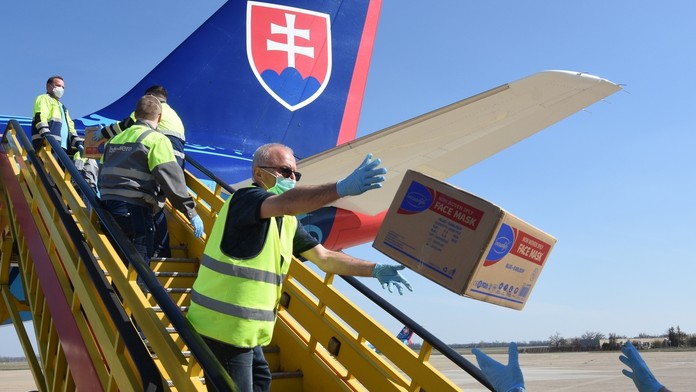 Francúzsky prezident Emmanuel Macron navštívil polnú vojenskú nemocnicu v meste Mulhouse.