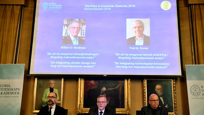 Nobelovu cenu za ekonómiu získali William Nordhaus a Paul Romer.