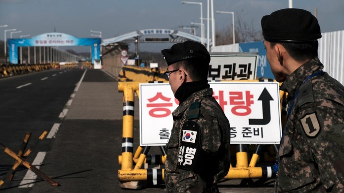 Polícia zadržala šesť Američanov pri snahe poslať ryžu a biblie do KĽDR (ilustračná snímka)