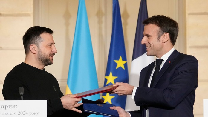 Emmanuel Macron a Volodymyr Zelenskyj po podpise dohody