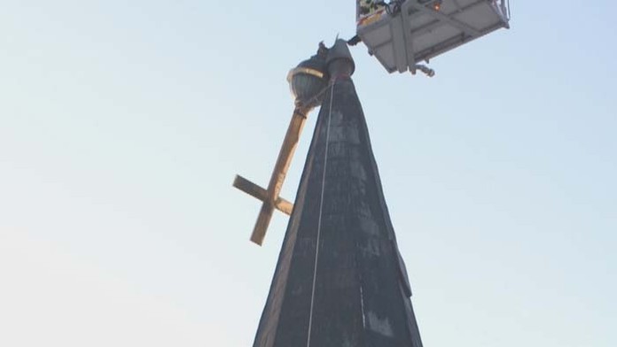 Zlomený kríž na kostolnej veži v Terni pri Prešove.