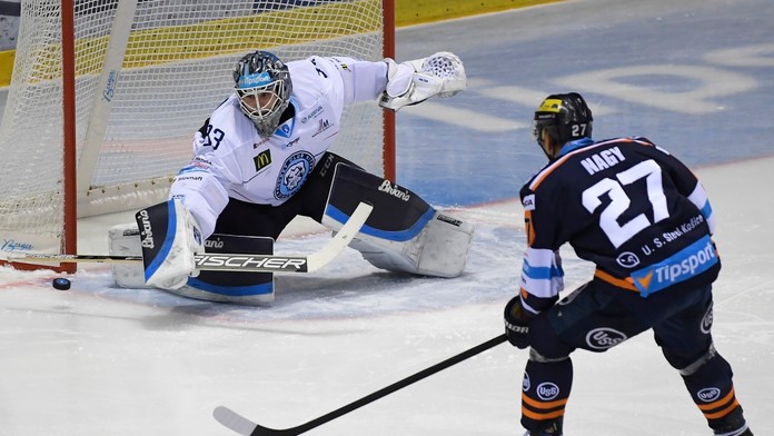 Na snímke vpravo hráč Košíc Ladislav Nagy pred brankárom Nitry Foltánom Frederikom