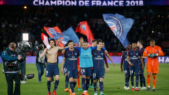 Hráči PSG oslavujú titul.