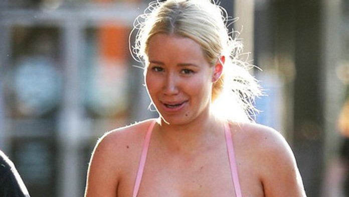 Čo to so sebou porobila? Spuchnutá a napichaná Iggy sa už poriadne ani neusmeje