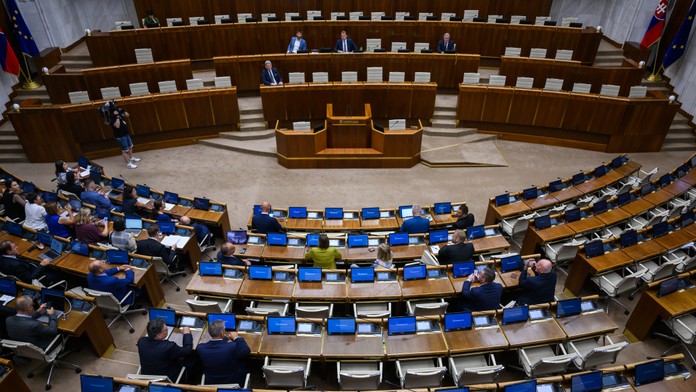 Na snímke pokus o otvorenie schôdze NRSR o odvolávaní ministra spravodlivosti Borisa Suska.