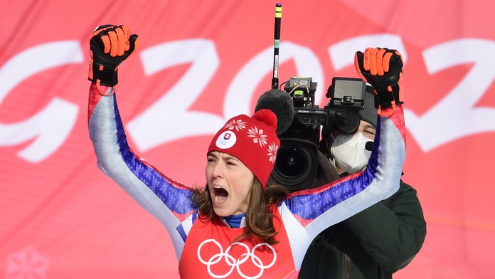 Slovenská lyžiarka Petra Vlhová oslavuje zlato v slalome na ZOH 2022.