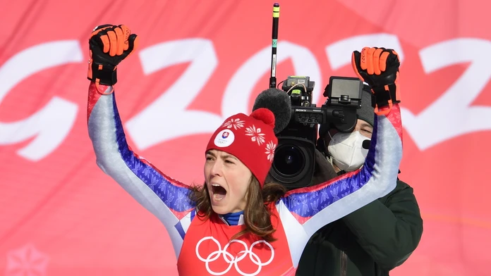 Slovenská lyžiarka Petra Vlhová oslavuje zlato v slalome na ZOH 2022.