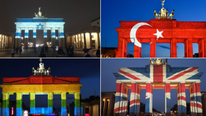 Brandenburská brána sa do farieb Ruska nezahalí. 