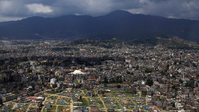Pohľad na Káthmandu po zemestrasení, kde uprostred mesta stoja stany pre postihnutých zemetrasením. 28. apríla