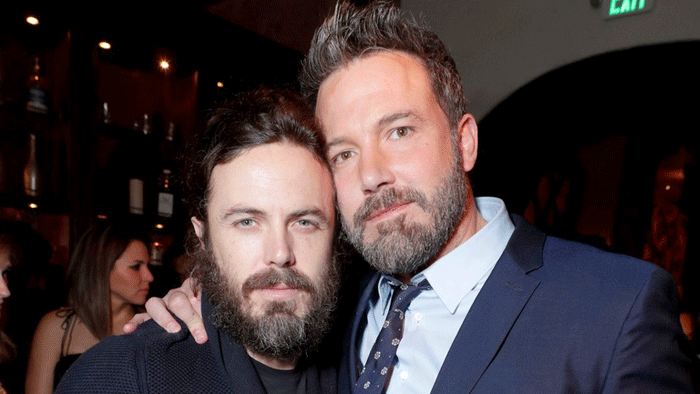 Casey Affleck (vľavo) so slávnejším bratom Benom