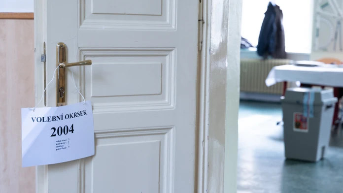 Česi majú odvolené. Volebné miestnosti sa zatvorili