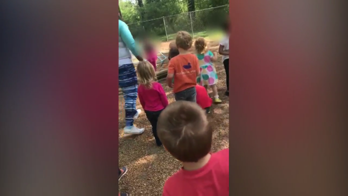 Na plačúceho chlapca hádzalo kamene najmenej šesť detí. 