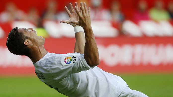 Cristiano Ronaldo sa hnevá na rozhodcu, že neodpískal penaltu