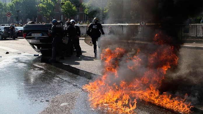 Chaos v uliciach Paríža.