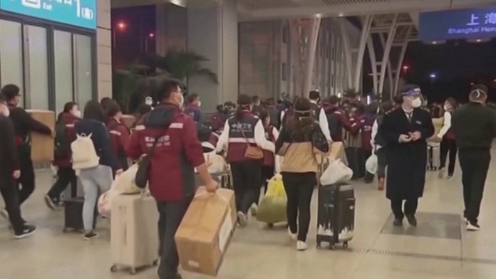 Do Šanghaja prišlo 38-tisíc zdravotníkov, aby pretestovali 26 miliónov obyvateľov. Mesto čelí najhoršej vlne pandémie