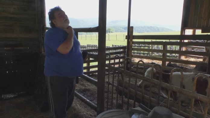 Majiteľ malej farmy nad obcou Nedožery - Brezany zažíva ťažké časy.