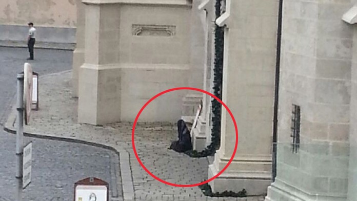 Pri Dóme sv. Martina našli maketu moslimky so samopalom.