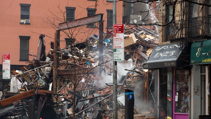 Výbuch a následný požiar spôsobili zrútenie celkom troch budov.