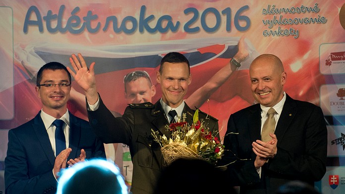 Na snímke uprostred Atlét roka 2016 Matej Tóth..jpg