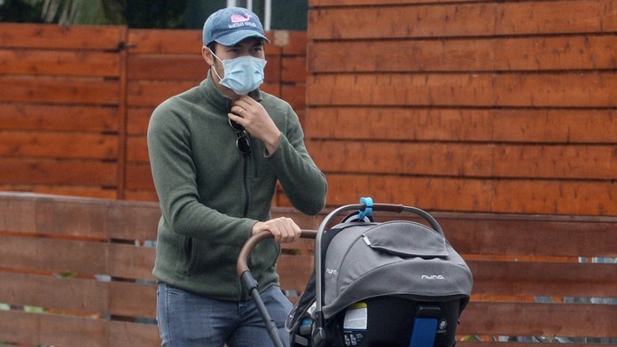 Henry Golding v uliciach Los Angeles