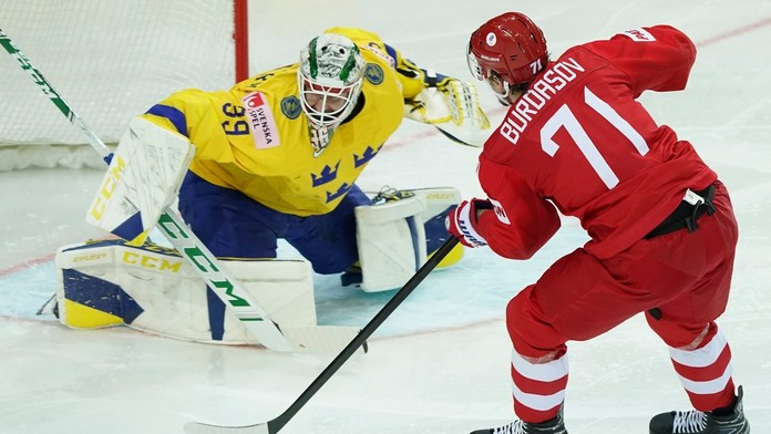 Na snímke vpravo ruský hráč Anton Burdasov, vľavo švédsky brankár Adam Reideborn v zápase základnej A-skupiny ROC (Rusko) - Švéd
