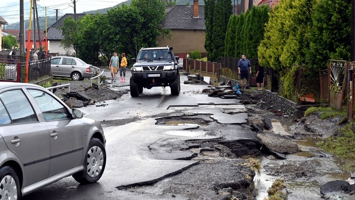 Anthony Martial strieľa na bránku Tottenhamu.