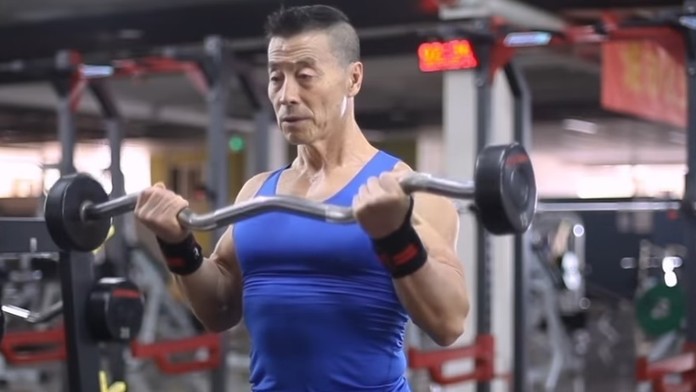 Bodybuilder počas cvičenia.