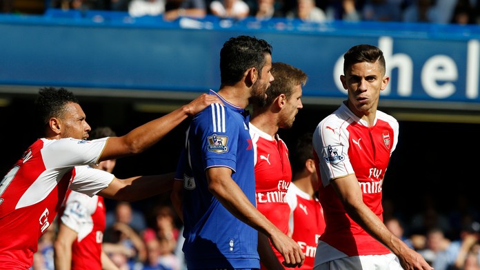 Diego Costa brnkal hráčom Arsenalu celý zápas na nervy. Vyústilo to červenou kartou pre Gabriela (úplne vpravo).