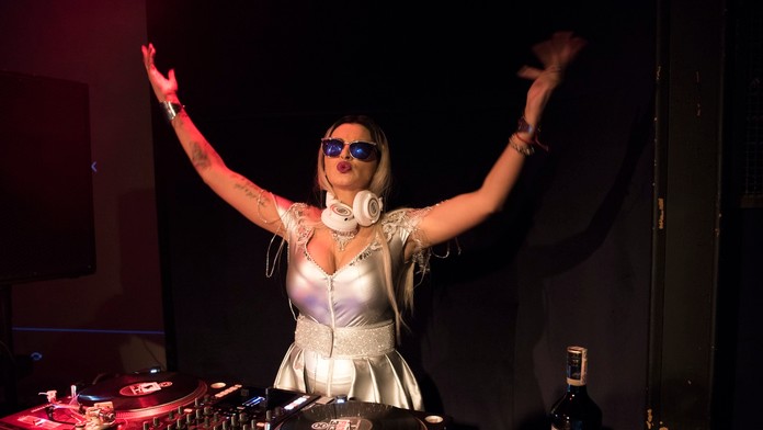 Polícia nám prezradila, čo robilo množstvo jej chlapov na Nový rok v Plačkovej kaviarni