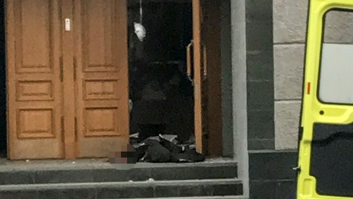 Telo muža, ktorý sa vyhodil do vzduchu vo vchode sídla pobočky ruskej Federálnej bezpečnostnej služby v Archangeľsku.