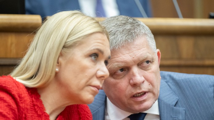 Premiér SR Robert Fico a ministerka hospodárstva SR Denisa Saková.