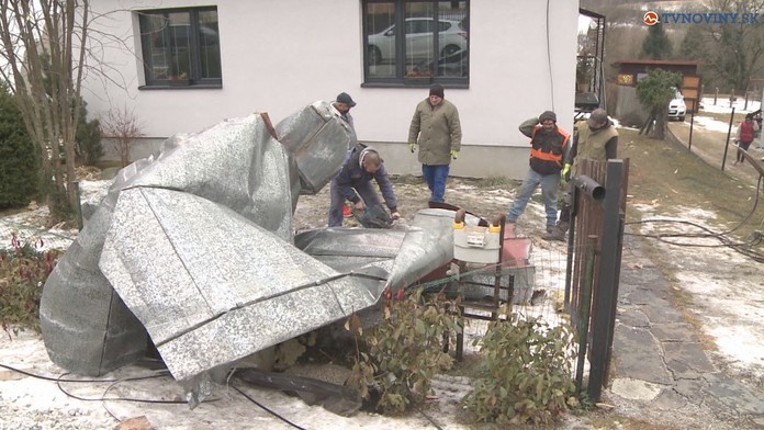 Obce rátajú škody po víchrici.