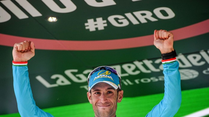 Talian Vincenzo Nibali z Astana oslavuje na pódiu víťaztvo v 19. etape 99. ročníka cyklistických pretekov Giro d'Italia
