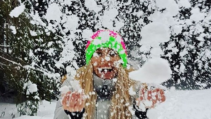 Žena zapaľuje sviečku pred vstupom do zoologickej záhrady v nemeckom Krefelde.