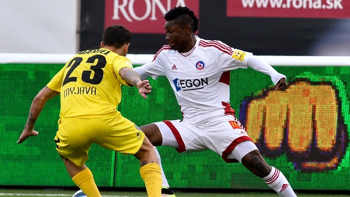 Na snímke vľavo Erik Daniel (Myjava) a vpravo Samuel Kalu Ojim (Trenčín)