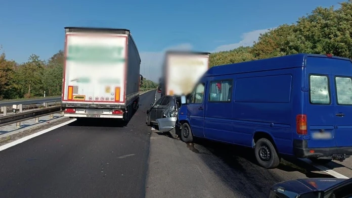 Ďalšia vážna nehoda na D2. Zrazili sa tri autá, privolali vrtuľník