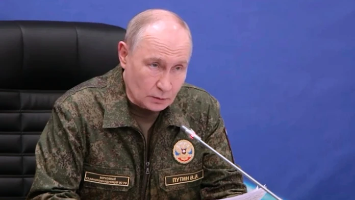 Putinovo Rusko má tak málo benzínu, že v Novosibirskej oblasti ľuďom radí nejazdiť autom. Firmy vyzýva na prácu z domu