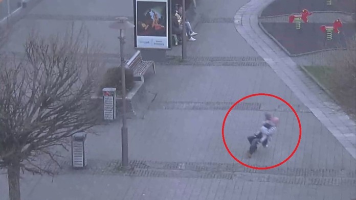 Opitý dedo spadol so svojím vnukom