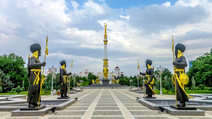 Monument nezávislosti v Ašchabade.