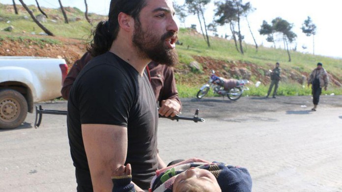 Fotograf po výbuchu bomby zachraňoval malé deti a potom sa v slzách zrútil