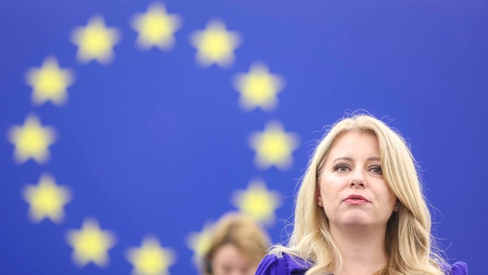 NA snímke je prezidentka Slovenska Zuzana Čaputová, za sebou má modré pozadie s hviezdami, vlajku Európskej únie.